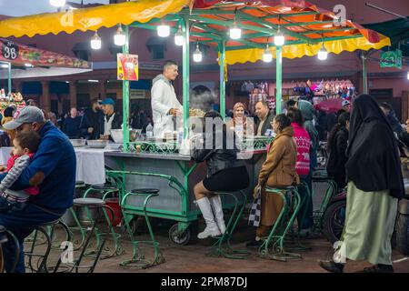 Marocco, Alto Atlante, Marrakech, città imperiale, medina dichiarata patrimonio mondiale dall'UNESCO, piazza Jemaa El-Fna al tramonto, bancarelle di cibo di strada che servono lumache Foto Stock