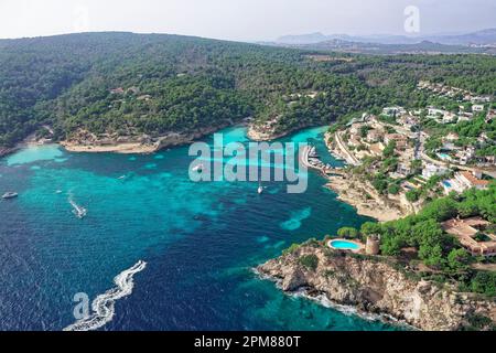 Spagna, Isole Baleari, Maiorca, Baia di Palma, Portals Vells, Cala Portals Vells, barca in piccole insenature con acque turchesi, vicino a Magaluf (vista aerea) Foto Stock