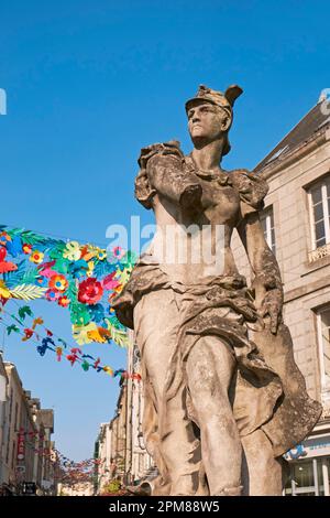 Francia, Mayenne, Mayenne (città), la statua del dio romano Mercury, opera dell'artista Jean Vauthrin nel 1878 Foto Stock