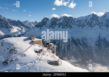Francia, alta Savoia, Chamonix-Mont-Blanc, Aiguilles Rouges Massif, Aiguilles Rouges Riserva Naturale Nazionale, funivia Brevent e vista delle Aiguilles de Chamonix (vista aerea) Foto Stock