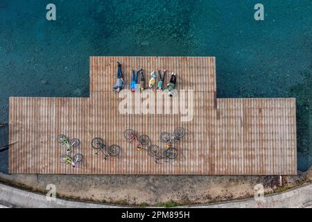 Francia, alta Savoia, valle del Giffre, Morillon, le Lac Bleu, una famiglia che riposa con le biciclette sul pontile del lago, (vista aerea) Foto Stock