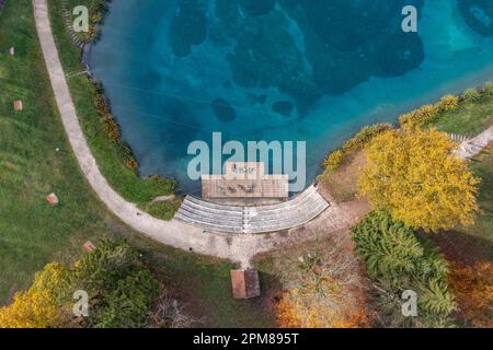 Francia, alta Savoia, valle del Giffre, Morillon, le Lac Bleu, una famiglia che riposa con le biciclette sul pontile del lago, (vista aerea) Foto Stock