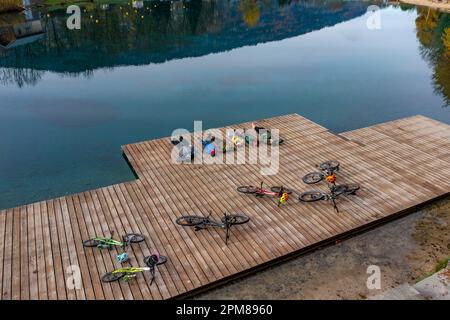 Francia, alta Savoia, valle del Giffre, Morillon, le Lac Bleu, una famiglia che riposa con le biciclette sul pontile del lago, (vista aerea) Foto Stock