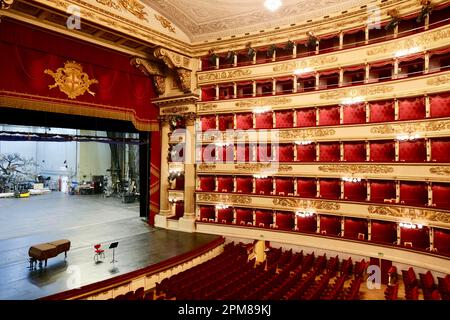 Italia, Lombardia, Milano, Piazza della Scala, Teatro lirico italiano la Scala inaugurata nel 1778 e progettata dall'architetto Giuseppe Piermarini Foto Stock