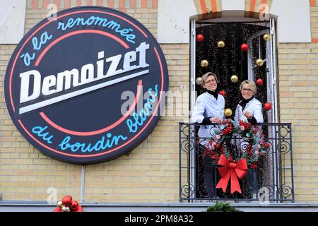 Francia, Ardenne, Rethel, Demoizet salcuterie A la fame du boudin blanc, Francoise e Marie Thewys Demoizet durante il periodo natalizio Foto Stock