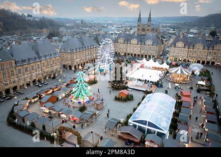Francia, Ardenne, Charleville Mezieres, Place Ducale, mercatino di Natale, Leggendario mondo del Natale nelle Ardenne con la sua ruota panoramica e il suo gigantesco albero di Natale Foto Stock