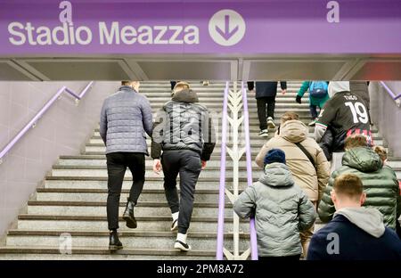 Italia, Lombardia, Milano, Stadio Giuseppe Meazza (o Stadio San Siro), Serie Una partita di calcio tra AC Milano e Torino, tifosi all'uscita della stazione della metropolitana Foto Stock