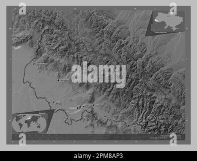 Transcarpazia, regione dell'Ucraina. Mappa in scala di grigi con laghi e fiumi. Località e nomi delle principali città della regione. Angolo ausiliario Foto Stock
