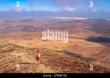Spagna, Isole Canarie, Fuerteventura, comune di la Oliva, escursione lungo il cratere di Montaña Escanfraga, il cono vulcanico più alto dell'isola (alt: 529m) Foto Stock