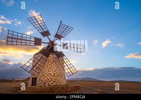 Spagna, Isole Canarie, Fuerteventura, comune di Puerto del Rosario, mulino a vento Tefia, i mulini a vento fanno parte del patrimonio culturale dell'isola Foto Stock