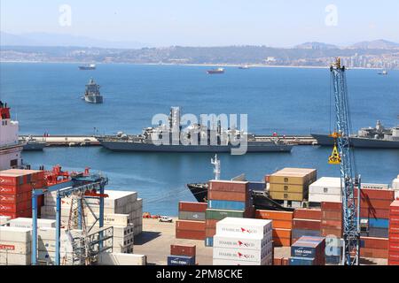 Fregate anti-sommergibili della Marina cilena ancorate fianco a fianco nel porto di Valparaiso, troopship Aquiles (AP-41), Armada de Chile, nave da guerra, container Foto Stock