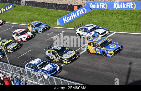 Longfield, Regno Unito. 12th Apr, 2023. Brands Hatch Circuit, Longfield, Kent, Regno Unito il 12 aprile 2023. Concorrenti del Campionato britannico di auto da turismo (BTCC) Kwik Fit 2023 lancio stagionale al Brands Hatch Circuit di Longfield, Kent, Regno Unito il 12 aprile 2023. Credit: Francis Knight/Alamy Live News Foto Stock