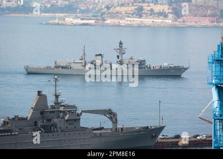 Nave troopship cilena Aquiles (AP-41) e fregata sommergibile Almirante Cochrane (Type 23 - classe Duke), Armada de Chile, nave da guerra, Valparaiso Bay Foto Stock