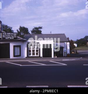 La famosa Old Smithy and Marriage Room, Gretna Green, Dumfries, Scozia - dove coppie scappate dall'Inghilterra visiterebbero per sposarsi. 1967. Foto dell'archivio Henshaw Foto Stock