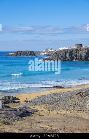 Spagna, Isole Canarie, Fuerteventura, El Cotillo, Piedra Playa, Castillo El Toston sullo sfondo Foto Stock