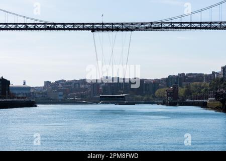 Bilbao, Spagna - 7 aprile 2023: Vista del Ponte Vizcaya, noto anche come Puente Colgante, è il più antico ponte di trasporto costruito nel 1893 e UNESCO mondo Foto Stock