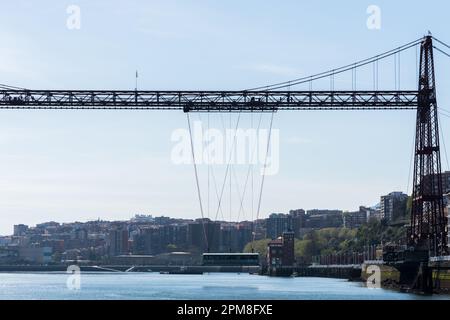 Bilbao, Spagna - 7 aprile 2023: Vista del Ponte Vizcaya, noto anche come Puente Colgante, è il più antico ponte di trasporto costruito nel 1893 e UNESCO mondo Foto Stock