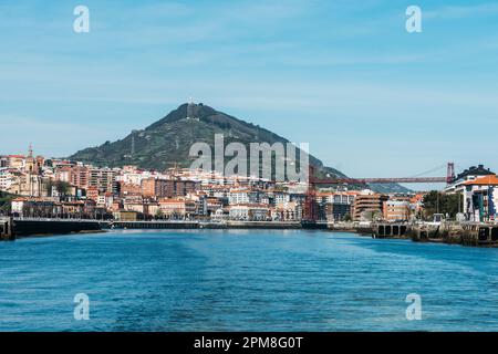 Bilbao, Spagna - 7 aprile 2023: Vista del Ponte Vizcaya, noto anche come Puente Colgante, è il più antico ponte di trasporto costruito nel 1893 e UNESCO mondo Foto Stock