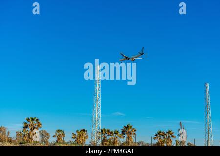 MALAGA, SPAGNA - 25 MARZO 2023: Atterraggio dell'aereo all'alba sul Mar Mediterraneo, Costa del Sol a Malaga, Spagna il 25 marzo 2023 Foto Stock