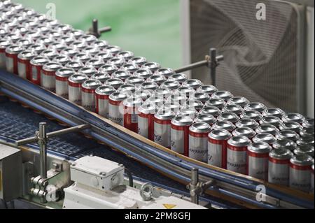 SUQIAN, CINA - 12 APRILE 2023 - una linea di produzione automatizzata di birra Budweiser è stata vista in un laboratorio di Anheuser-Busch InBev (Suqian) Beer Co LTD in Foto Stock