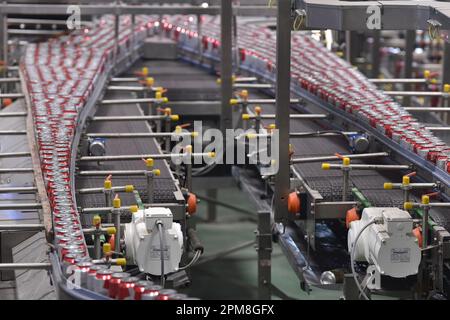 SUQIAN, CINA - 12 APRILE 2023 - una linea di produzione automatizzata di birra Budweiser è stata vista in un laboratorio di Anheuser-Busch InBev (Suqian) Beer Co LTD in Foto Stock