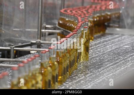 SUQIAN, CINA - 12 APRILE 2023 - una linea di produzione automatizzata di birra Budweiser è stata vista in un laboratorio di Anheuser-Busch InBev (Suqian) Beer Co LTD in Foto Stock