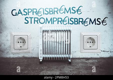 FOTOMONTAGE, Heizkörper, Steckdosen und Schriftzug Gaspreisbremse und Strompreisbremse Foto Stock