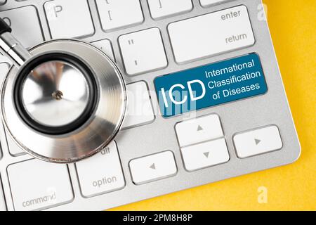 Classificazione internazionale delle malattie e dei problemi di salute connessi 10 Revisione o ICD-10 e stetoscopio medico su tastiera di computer. Foto Stock