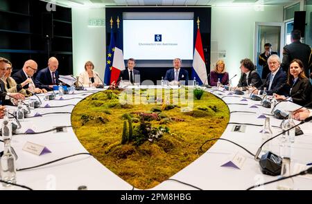 Amsterdam, Paesi Bassi. 12th Apr, 2023. AMSTERDAM - il presidente francese Emmanuel Macron e il re Willem Alexander visitano il Quantum Gases & Quantum Information Lab dell'UVA nel Parco della Scienza di Amsterdam ed esplorano le possibilità della tecnologia quantistica. La coppia presidenziale francese sta facendo una visita di Stato di due giorni nei Paesi Bassi. ANP MISCHA SCHOEMAKER POOL netherlands OUT - belgium OUT Credit: ANP/Alamy Live News Foto Stock