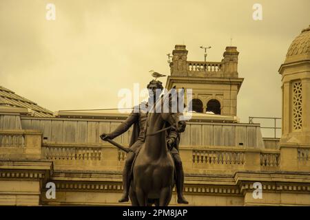 La statua di Re Giorgio IV su Trafalgar Square, Londra, Inghilterra. Foto Stock