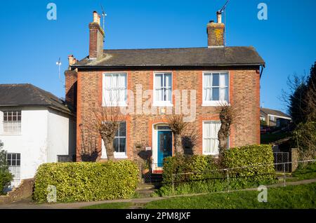 Una casa vittoriana con doppia facciata risalente al 1870 nel villaggio di Billingshurst, Sussex occidentale, Regno Unito. Foto Stock