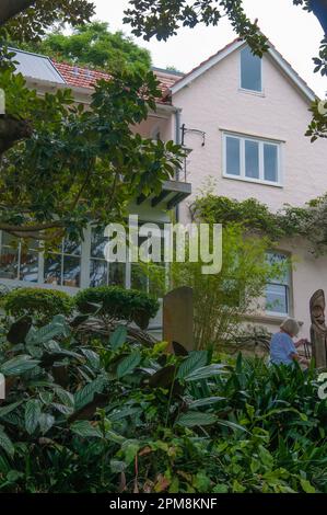 Wendy Whiteley's Garden, creato in ricordo dell'artista Brett Whitely a Lavender Bay, Sydney, Australia. Casa sopra era il suo studio. Foto Stock