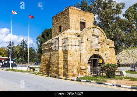 La porta di Kyrenia nel nord di Nicosia è una delle tre porte delle mura della città costruite nel 1562 dai veneziani. Nel 1931, durante il periodo coloniale britannico, il muro intorno al cancello fu rimosso per fornire accesso al traffico veicolare. Lefkoşa Türk Belediyesi, Cipro Foto Stock