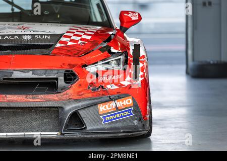 Oschersleben, Germania, 9 aprile 2023: Vista frontale del grattato paraurti relitto rosso corsa Cupra Cupra Leon Competition Motorsport Arena garage gara box Foto Stock