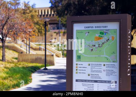 Scopri il Crafton Hills College con questo elenco di campus che presenta sullo sfondo l'iconico Central Complex. Facile individuazione degli edifici Foto Stock