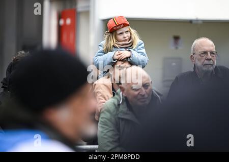 Overijse, Belgio. 12th Apr, 2023. I tifosi hanno mostrato all'inizio della gara ciclistica maschile 'Brabantse Pijl' di un giorno, 205,1km da Leuven a Overijse mercoledì 12 aprile 2023. BELGA PHOTO TOM GOYVAERTS Credit: Agenzia Notizie Belga/Alamy Live News Foto Stock