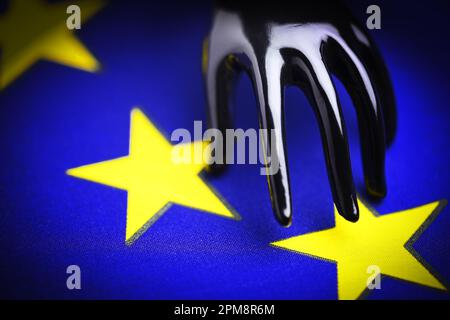 Mano Schwarze auf EU-Fahne, Symbolfoto EU-Korruptionsskandal Foto Stock