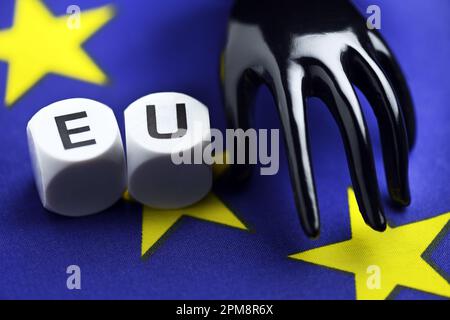 Mano Schwarze auf EU-Fahne, Symbolfoto EU-Korruptionsskandal Foto Stock