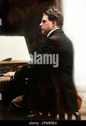 Pietro Mascagni (1863-1945), compositeur et chef d'orchestre italien, au piano - Pietro Mascagni (1863-1945), compositore e direttore d'orchestra italiano, al pianoforte. Foto Stock