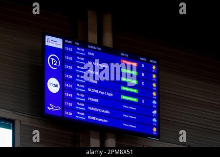 Un quadro elettronico di valutazione presso l'aeroporto di Beauvais, un aeroporto civile situato nel nord-ovest della Francia. Partenza dall'aeroporto. Programma dei voli. Foto Stock