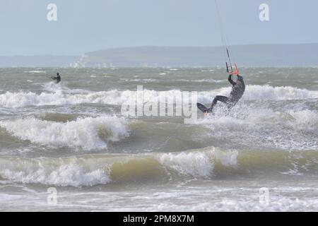 Storm Noa, Bournemouth, Dorset, Regno Unito, 12th aprile 2023, Meteo. Kite surfisti in forte vento e condizioni tempestose sul lungomare al mattino. Credit: Paul Biggins/Alamy Live News Foto Stock