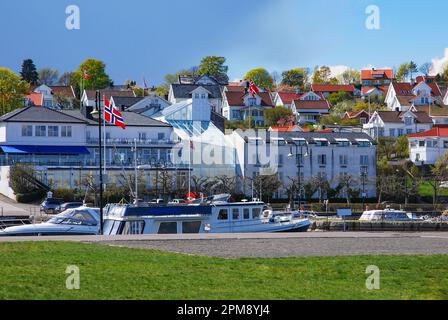 Una vista di yacht marini nel porto e case residenziali e altri edifici nella piccola città portuale di Asgardstrand, Norvegia. Foto Stock