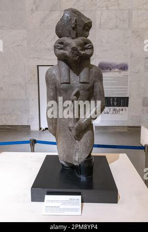 Una statua di Amun-Ra, re degli dei, dell'antico Egitto, in mostra al Museo Nazionale della civiltà egizia al Cairo, in Egitto Foto Stock