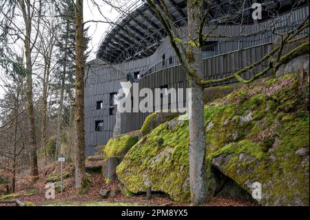 Wunsiedel, Germania. 12th Apr, 2023. Vista esterna del teatro all'aperto del Festival di Luisenburg. Il tetto della tenda di 1600 metri quadrati, originariamente progettato dall'architetto Frei otto, è innalzato sopra l'auditorium del teatro del festival. Credit: Daniel Vogl/dpa/Alamy Live News Foto Stock