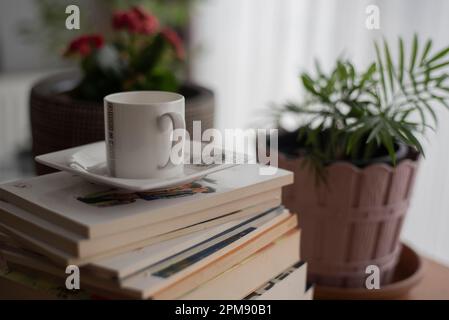 libri che giacciono su una vista di legno table.top Foto Stock