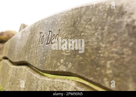 Primo piano di una panchina commemorativa che si affaccia sulla baia di Croyde Foto Stock