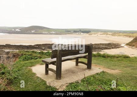 Una panchina commemorativa che si affaccia sulla baia di Croyde Foto Stock