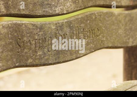 Primo piano di una panchina commemorativa che si affaccia sulla Croyde Bay, North Devon Foto Stock