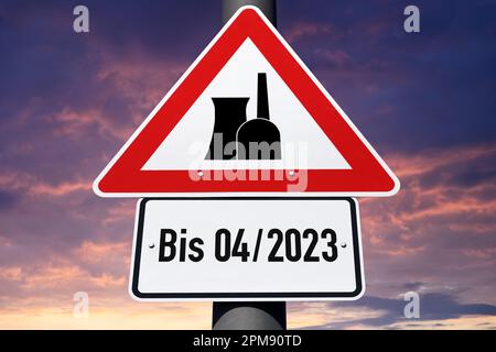 FOTOMONTAGE, Schild mit AKW-Symbol und Schild mit Aufschrift bis 04/2023, Symbolfoto verlängerte AKW-Laufzeiten Foto Stock