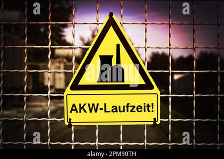 FotoMONTAGE, Schild mit AKW-Symbol und Aufschrift AKW-Laufzeit, Symbolfito verlängerte AKW-Laufzeiten Foto Stock
